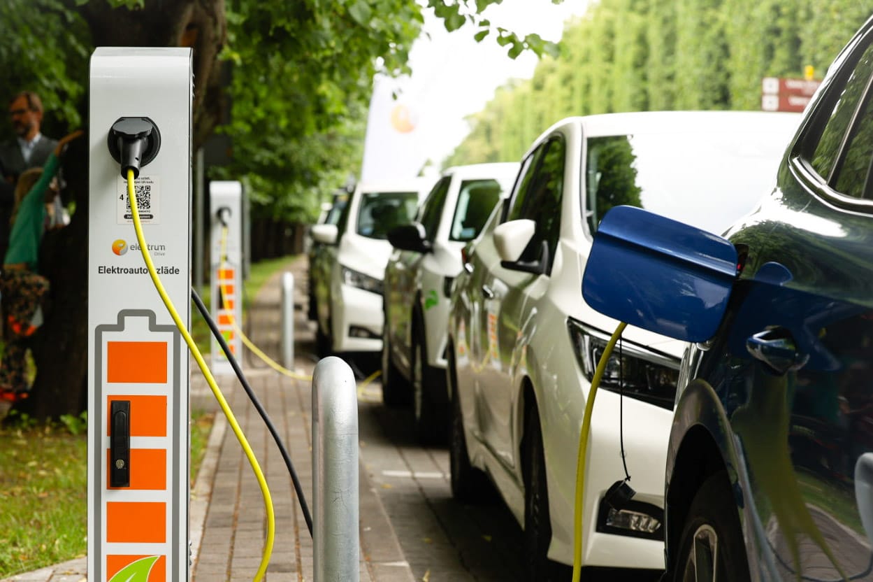 FOTO: Ventspilī atklāj pirmās ar ES Atveseļo&scaron;anas fonda līdzfinansējumu izbūvētās elektroauto uzlādes stacijas