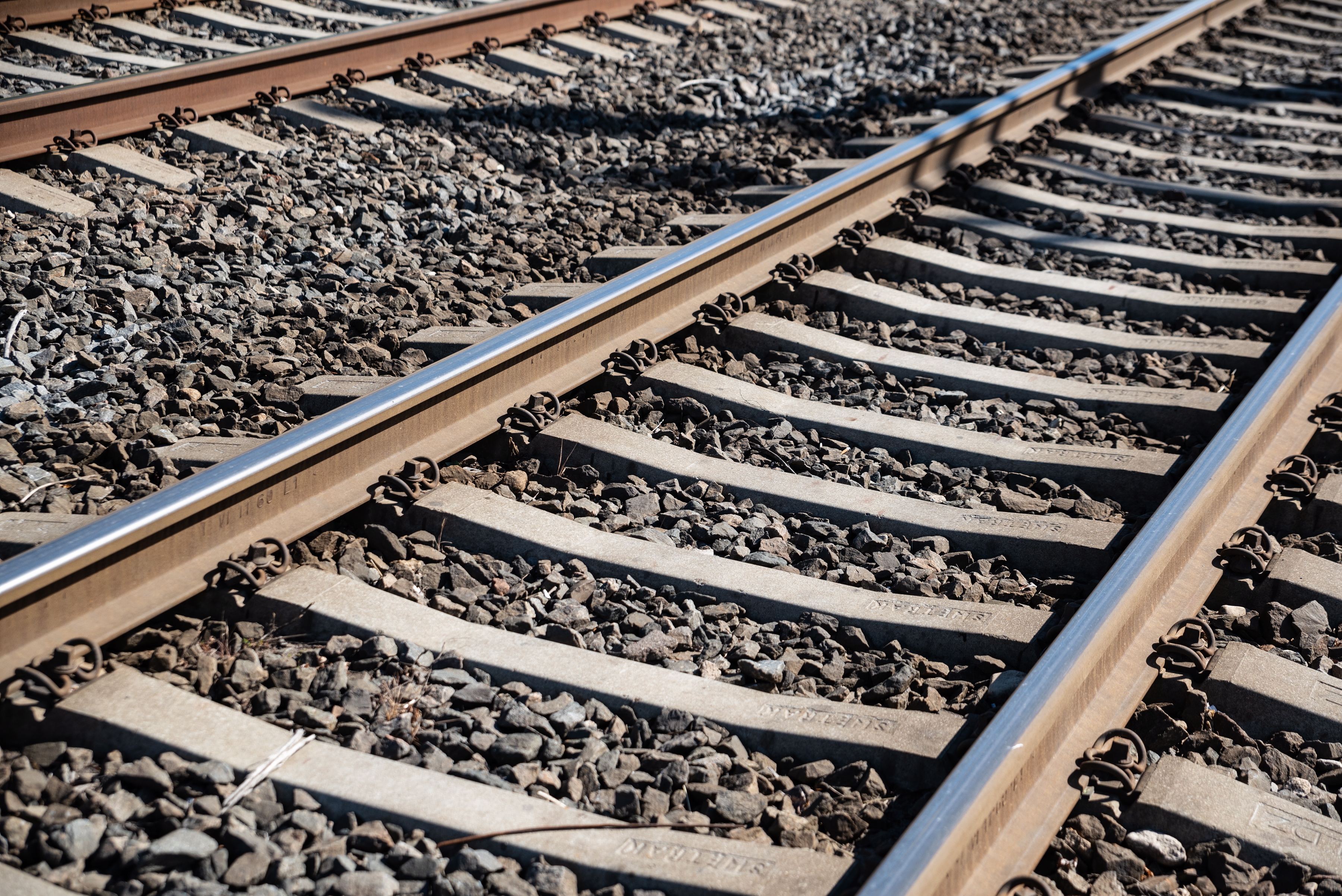 VAS &ldquo;Latvijas dzelzceļ&scaron;&rdquo; modernizēs infrastruktūru dzelzceļa posmos no Lielvārdes līdz Skrīveriem un Rīga &ndash; Jelgava, ļaujot paaugstināt vilcienu kustības ātrumu līdz 140 km/h