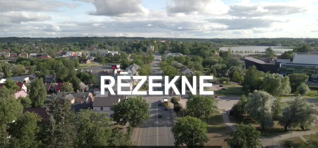 Skuteļu ģimene Rēzeknē testē sabiedrisko transportu