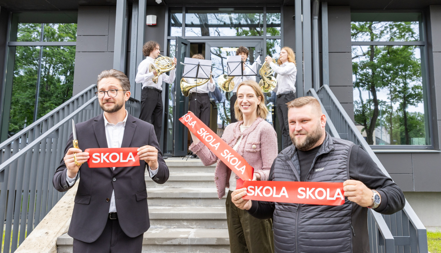 Trīs amatpersonas un mūziķi skolas ēkas atklā&scaron;anā