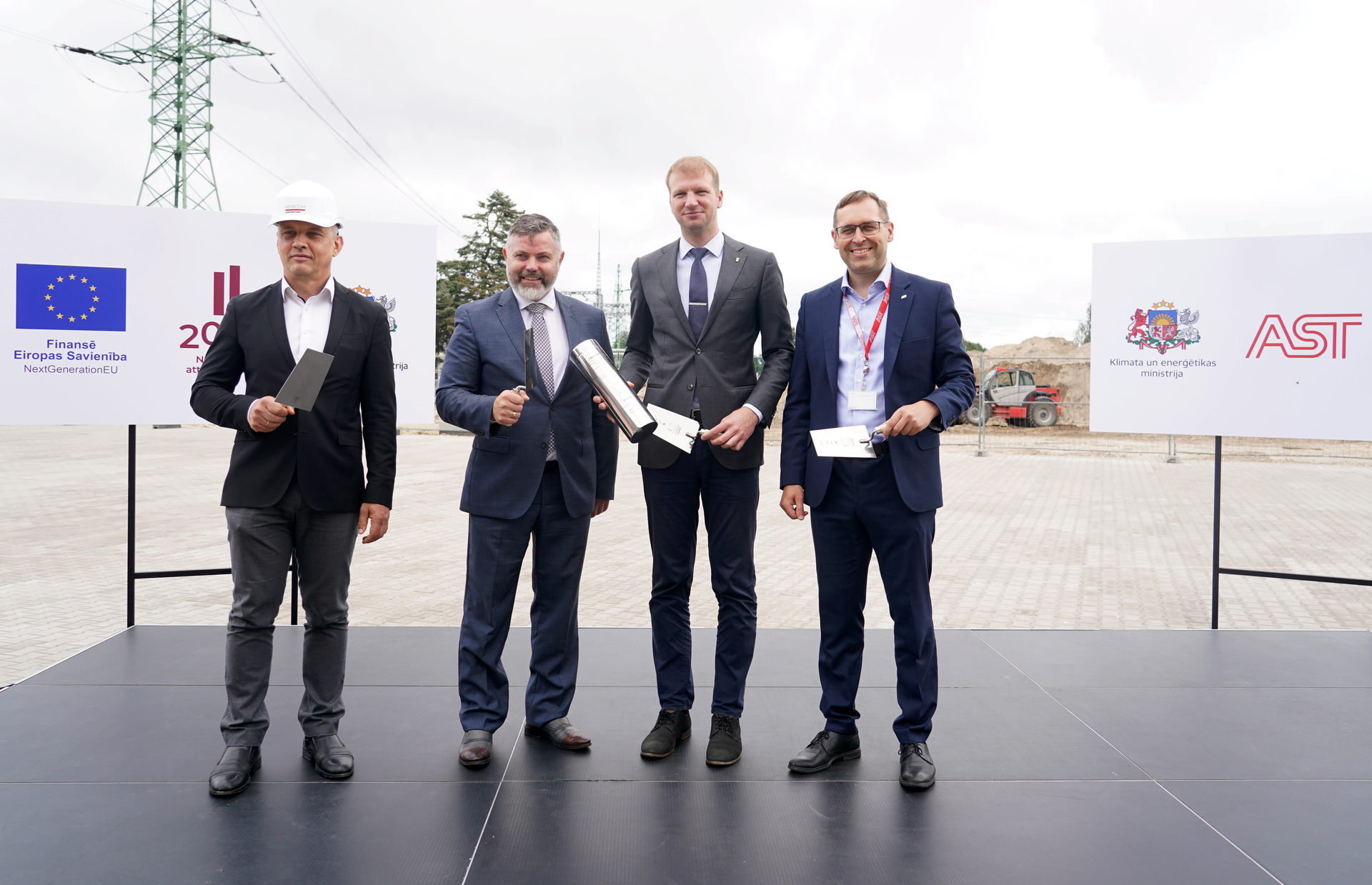 FOTO: Iemūrēta laika kapsula AST &ndash; Latvijas energosistēmas galvenā dispečeru vadības un datu centra pamatos