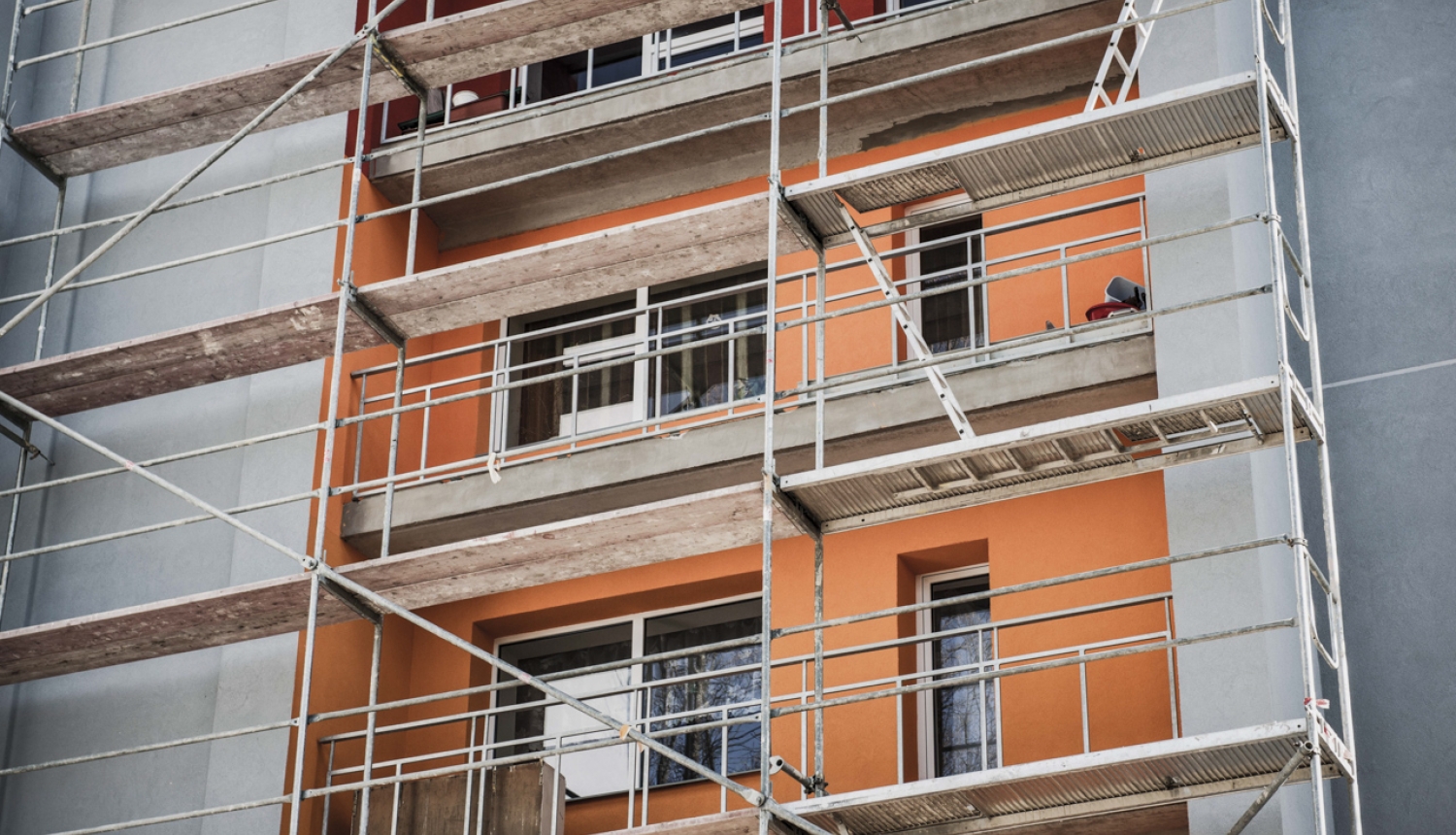 Iepriek&scaron;ējās ES fondu plāno&scaron;anas perioda atbalsta programmas ietvaros uzsāktos energoefektivitātes projektus daudzdzīvokļu mājās varēs pabeigt 2024. gadā