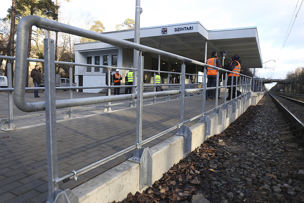 Lai nodro&scaron;inātu dzelzceļa satiksmes nepārtrauktību, 31 stacijā un pieturas punktā pasažieru platformu modernizācijas laikā tiks uzstādītas kopumā 49 pagaidu platformas