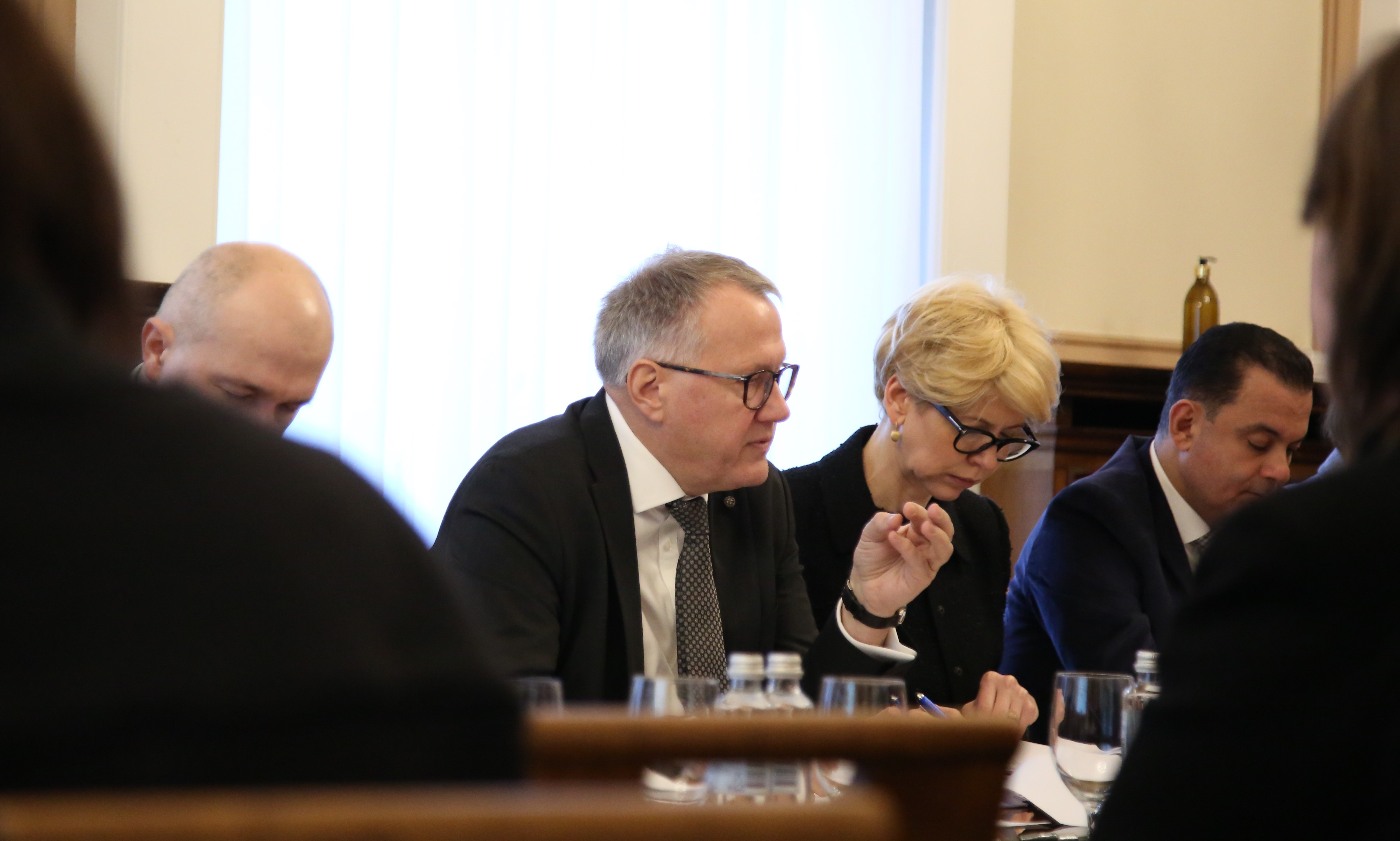 Foto: finan&scaron;u ministrs Arvils A&scaron;eradens sanāksmes telpā