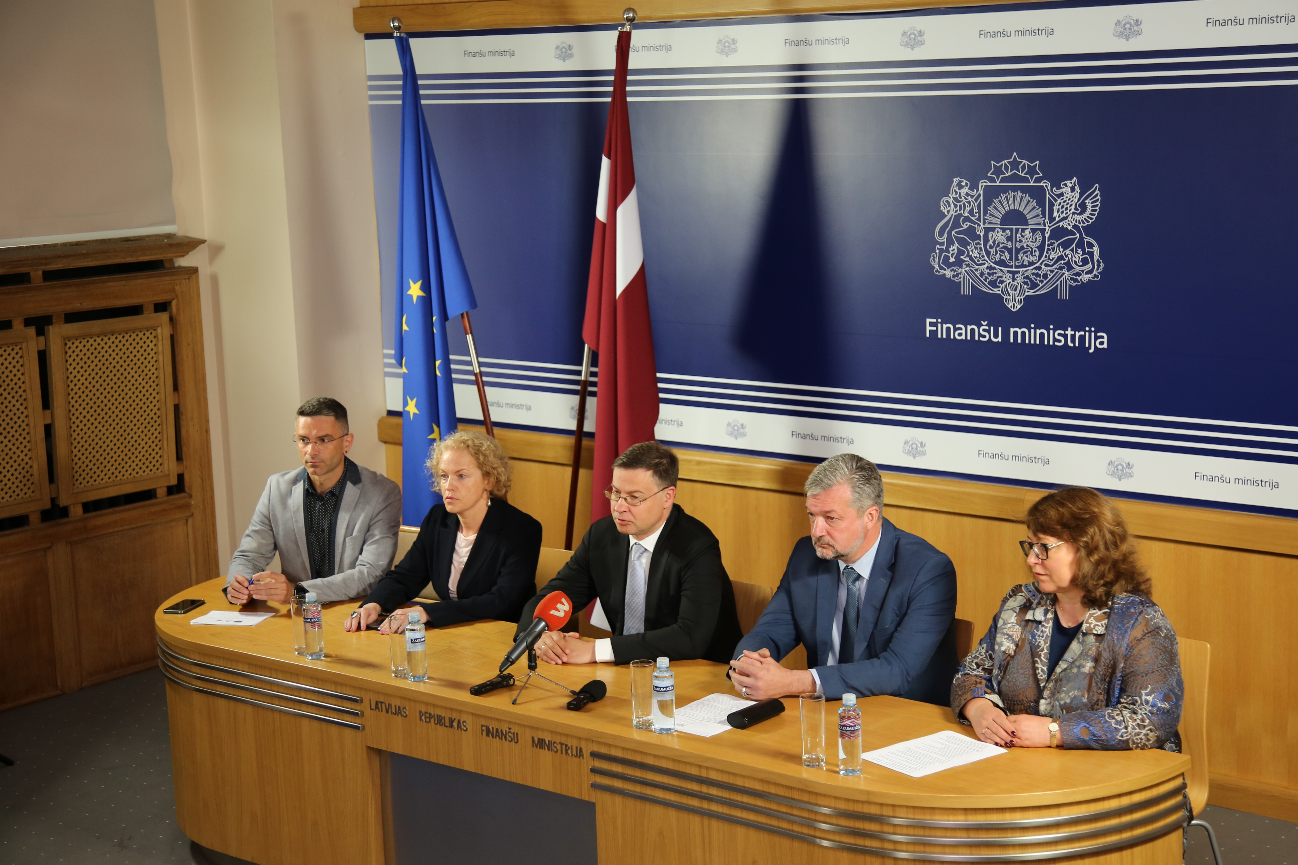 Foto: Finan&scaron;u ministrijas un Eiropas Komisijas pārstāvji