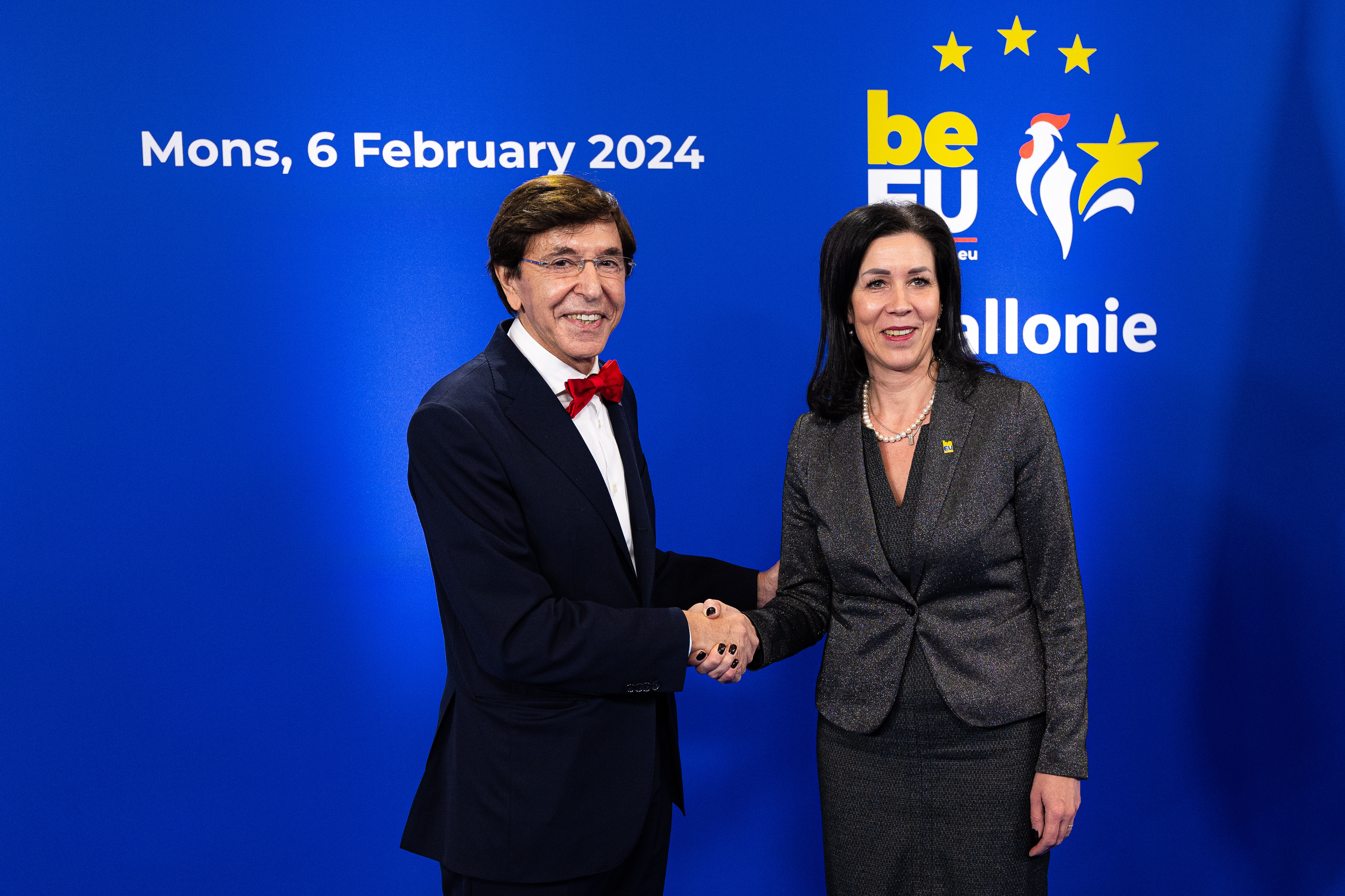 Foto: Karina Ploka dod rokasspiedienu Elio Di Rupo