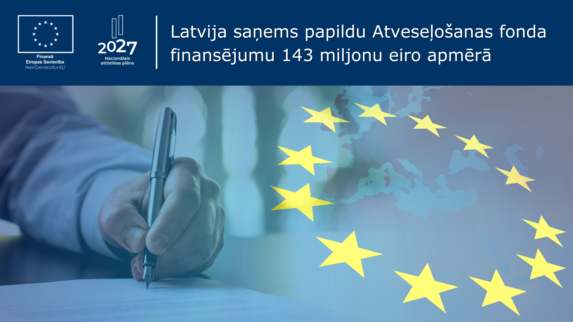 Attēls: cilvēks raksta ar pildspalvu, fonā Eiropas Savienība ar tekstu "Latvija saņems papildu Atveseļo&scaron;anas finansējumu 143 miljonu eiro apmērā"
