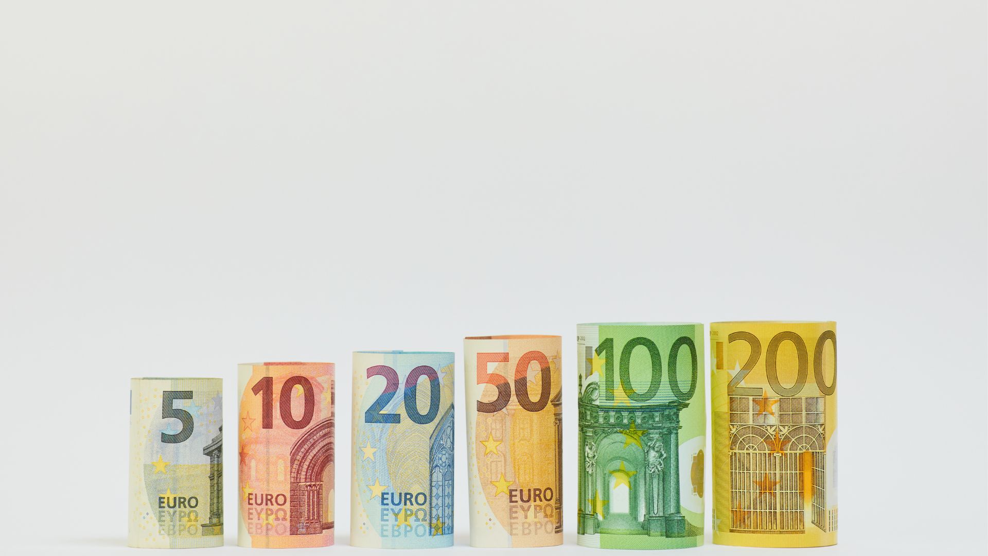 Attēls: Eiro banknotes augu&scaron;ā secībā, no kreisās puses: 5 eiro, 10 eiro, 20 eiro, 50 eiro, 100 eiro un 200 eiro.