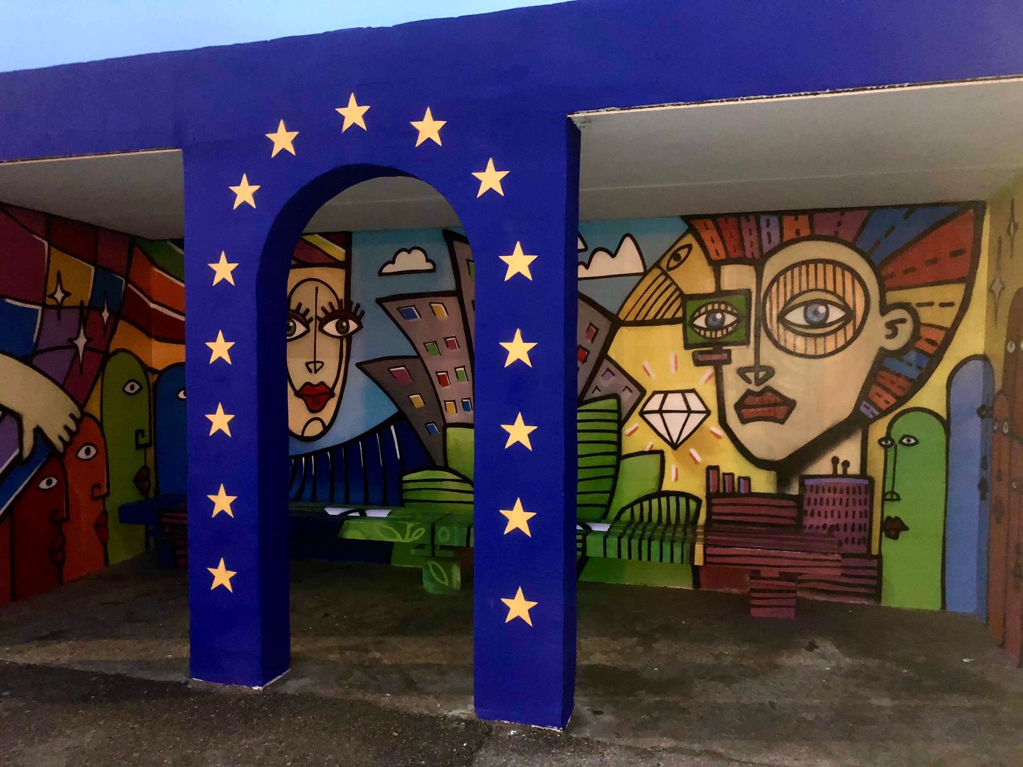 Mākslas darbs &ldquo;Iedzīvotājiem tuvāka Eiropa un Latvija", grafiti.