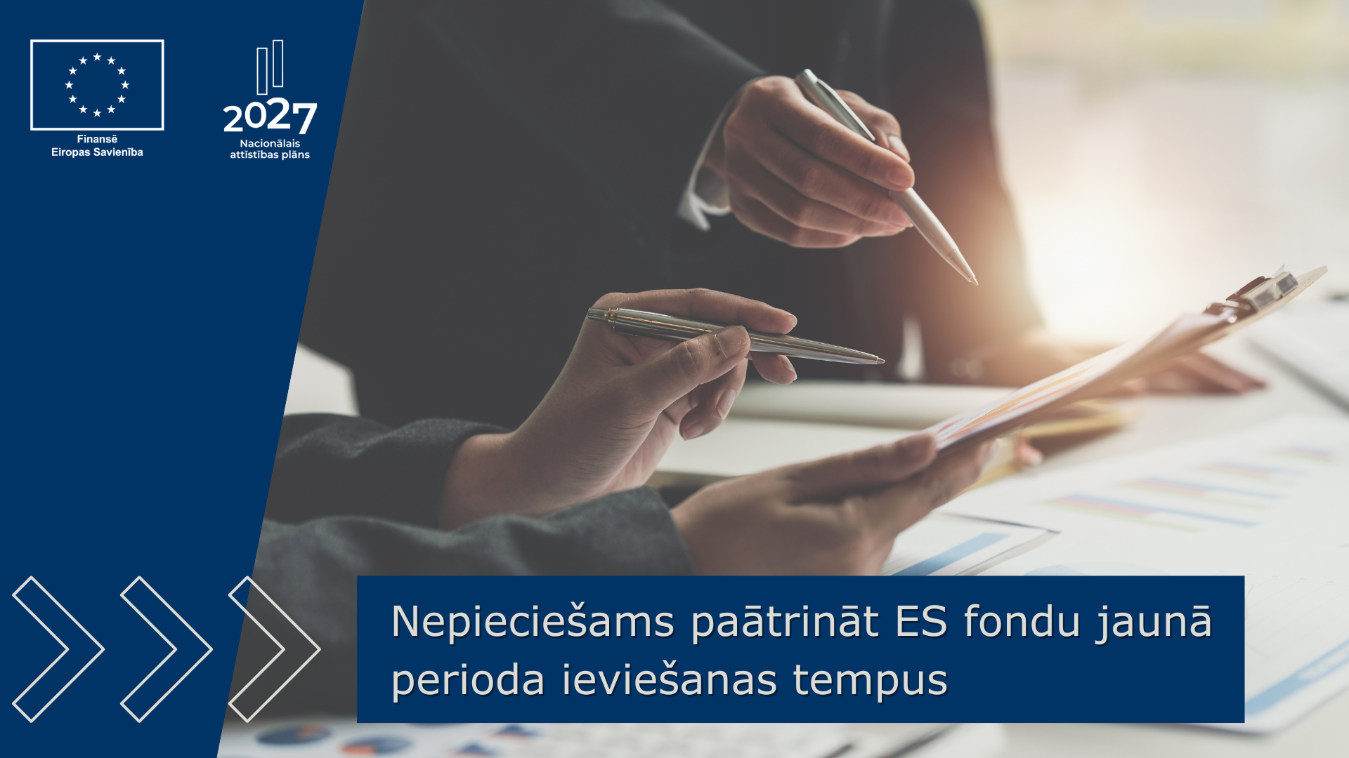 Divas rokas ar pildspalvām norāda uz papīra lapu, fonā teksts "Nepiecie&scaron;ams paātrināt ES fondu jaunā perioda ievie&scaron;anas tempus"