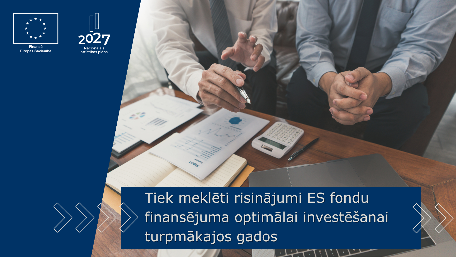 Attēls: divu vīrie&scaron;u rokas norāda uz datora ekrānu un papīriem, teksts "tiek meklēti risinājumi ES fondu finansējuma optimālai investē&scaron;anai turpmākajos gados"