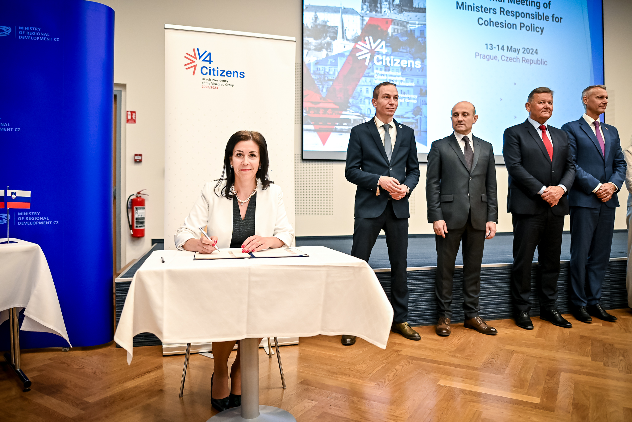 Parlamentārā sekretāre Karina Ploka paraksta kopīgo ministru deklarāciju par Kohēzijas politikas nākotni pēc 2027.gada