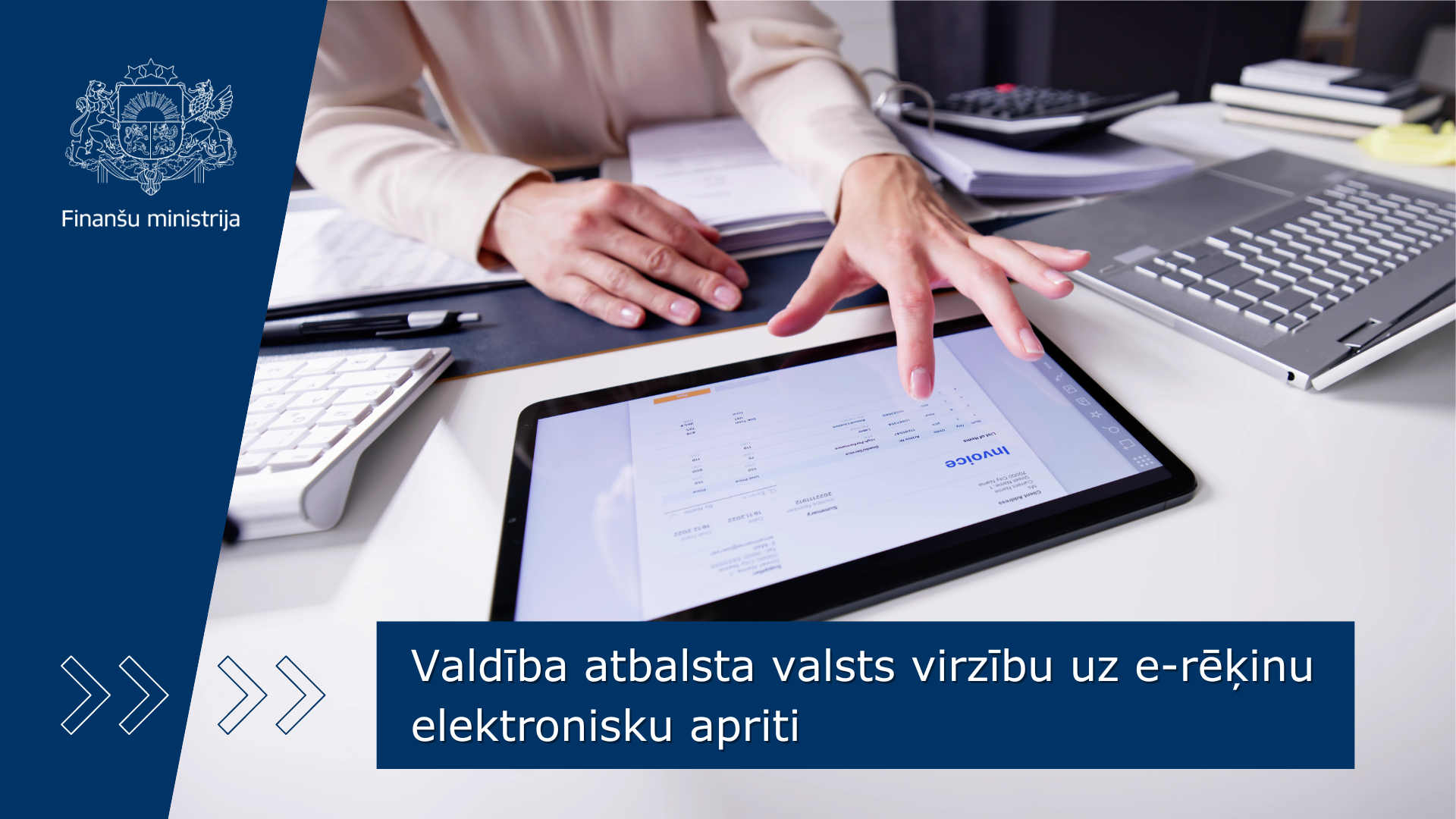 Cilvēks izskata rēķinu, teksts "Valdība atbalsta valsts virzību uz e-rēķinu elektronisku apriti"