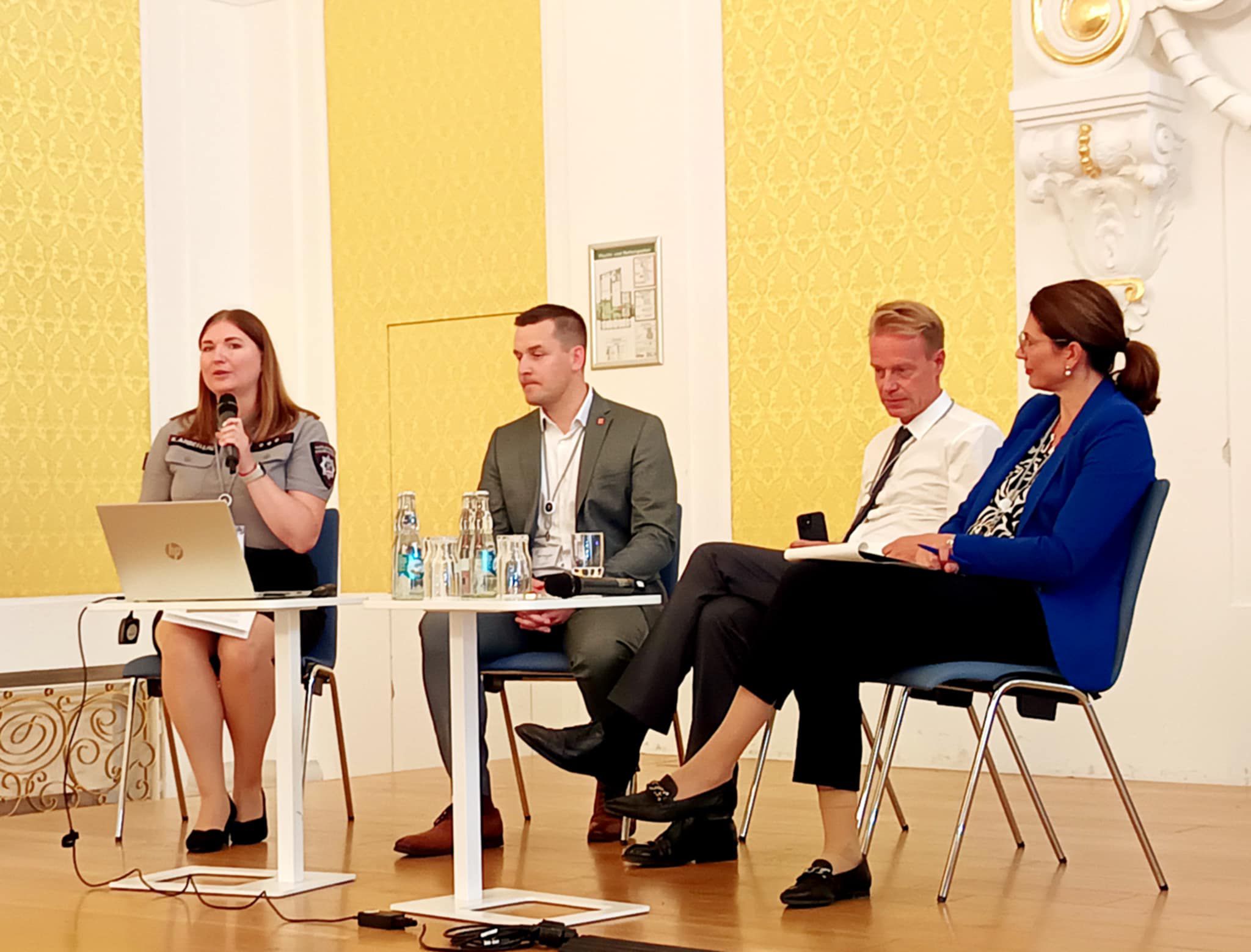 Valsts ugunsdzēsības un glāb&scaron;anas dienesta pārstāvji Rostokā, Vācijā prezentē &ldquo;112 Latvija&rdquo; lietotni, kas izstrādāta ar ES finansiālo atbalstu