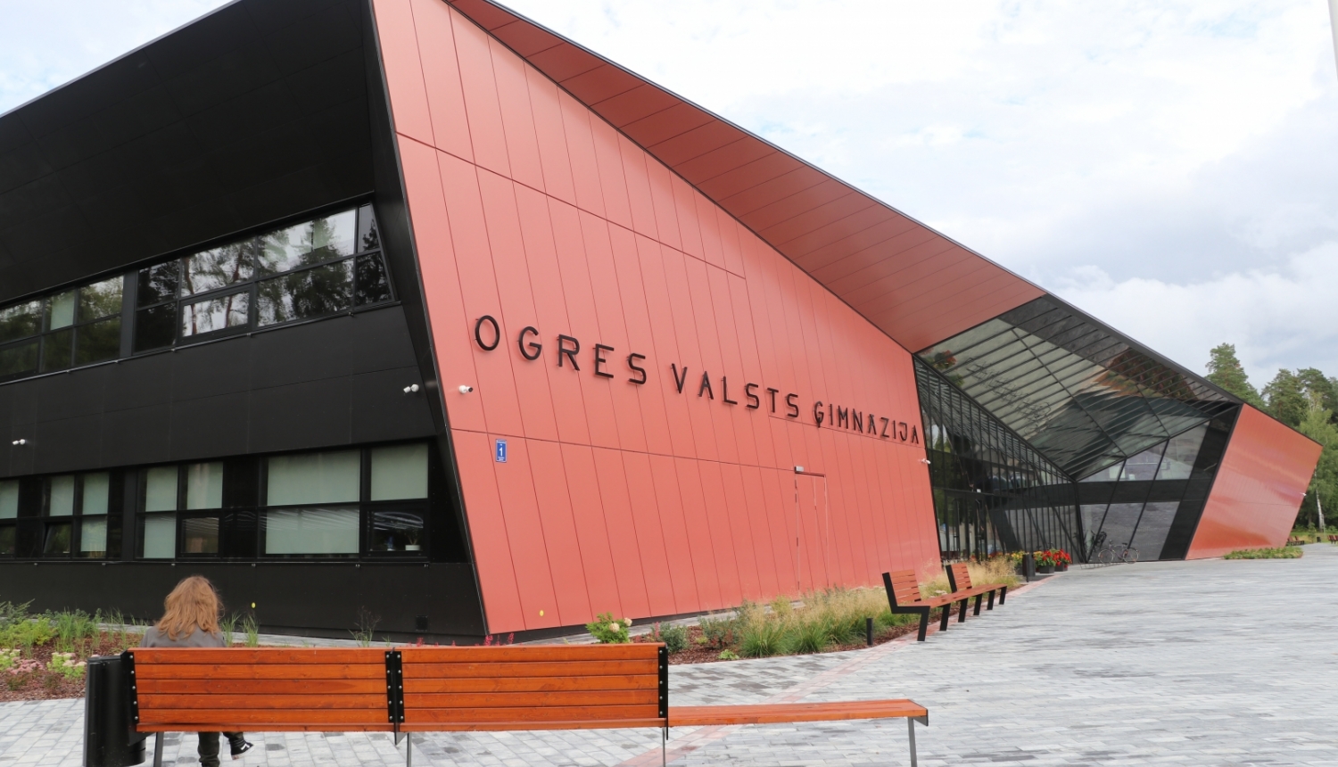 Durvis ver jaunā Ogres Valsts ģimnāzija