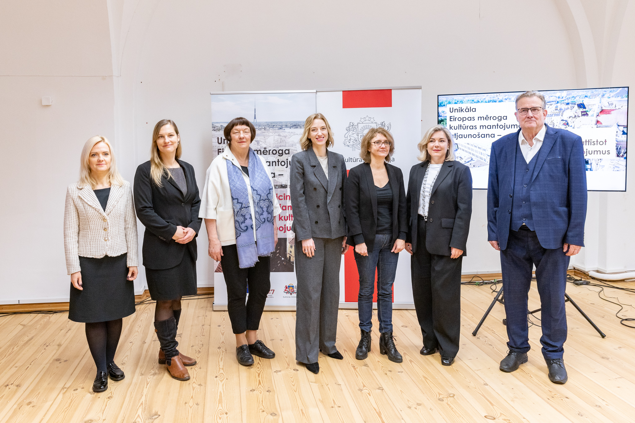Septiņi cilvēki auditorijas priek&scaron;ā
