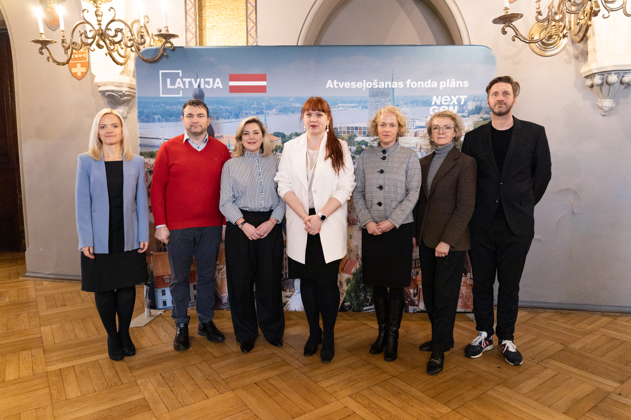 Septiņas amatpersonas Lielās ģildes zālē