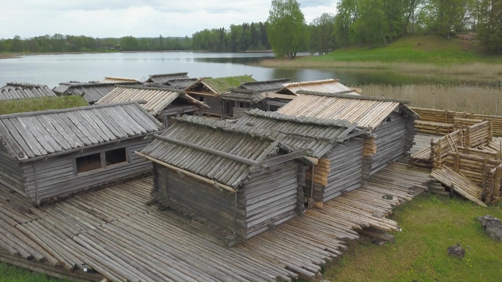 Ārai&scaron;u ezerpils ēkas no putnskata
