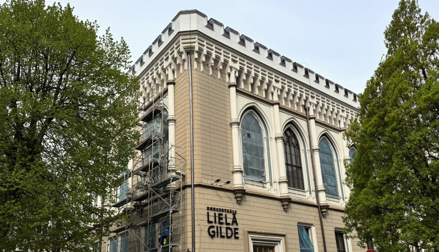 Koncertzāles "Lielā ģilde" ēkas fasāde būvadrbu laikā