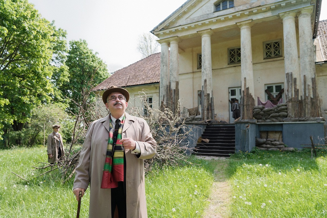 Aktieris Gundars Āboliņ&scaron; pie filmē&scaron;anas lokācijas vietas &ndash; pils pagalmā