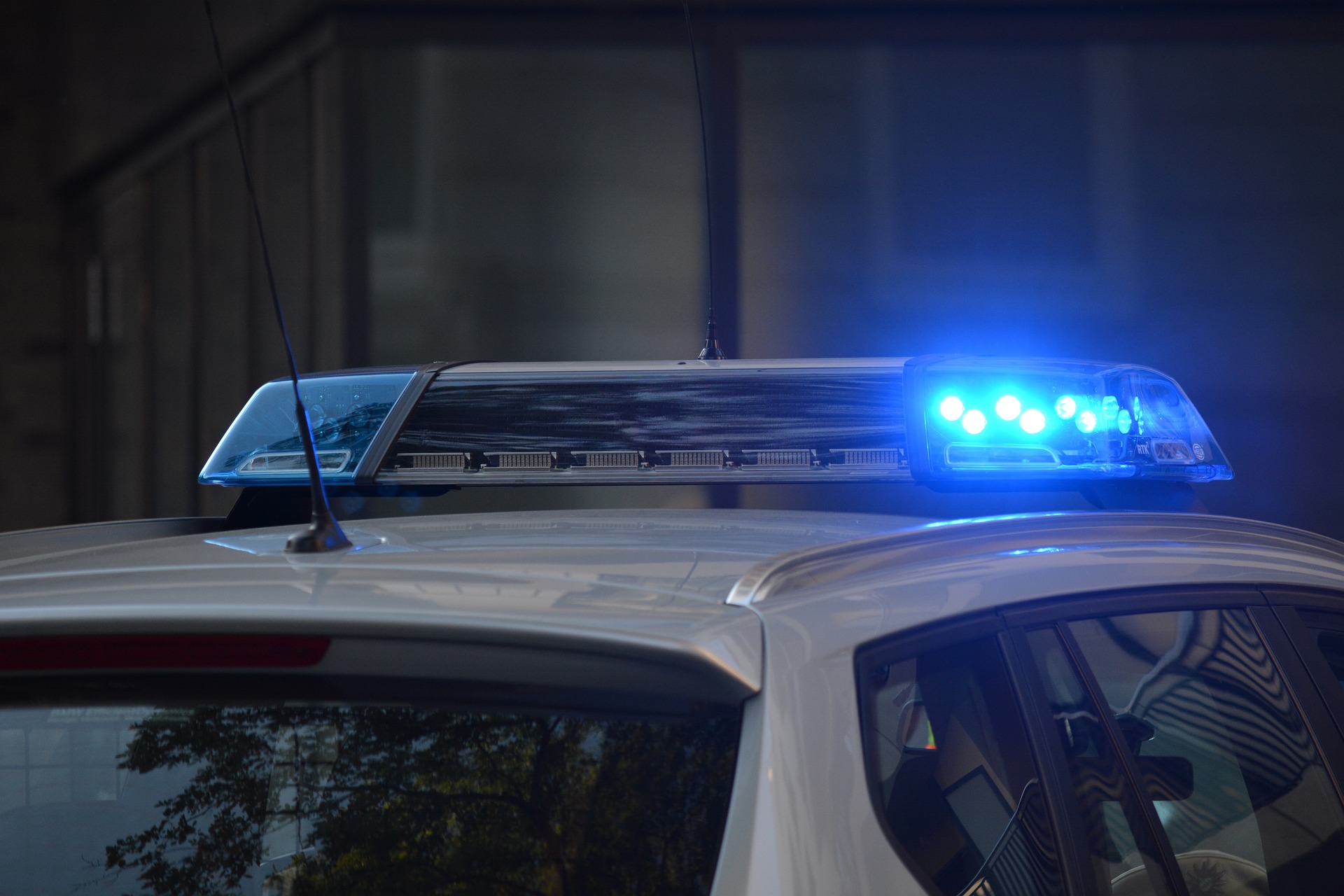 Saite uz interviju ar Valsts Policijas pārstāvi, attēlā policijas automa&scaron;īnas sirēnas, mirgo labā gaisma