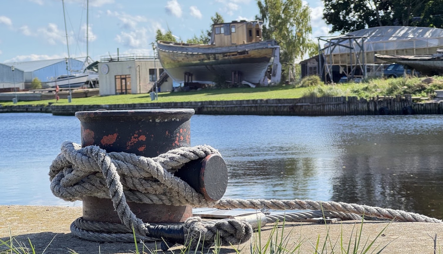 Bolderis kuģus piestātņē ar aptītu tauvu
