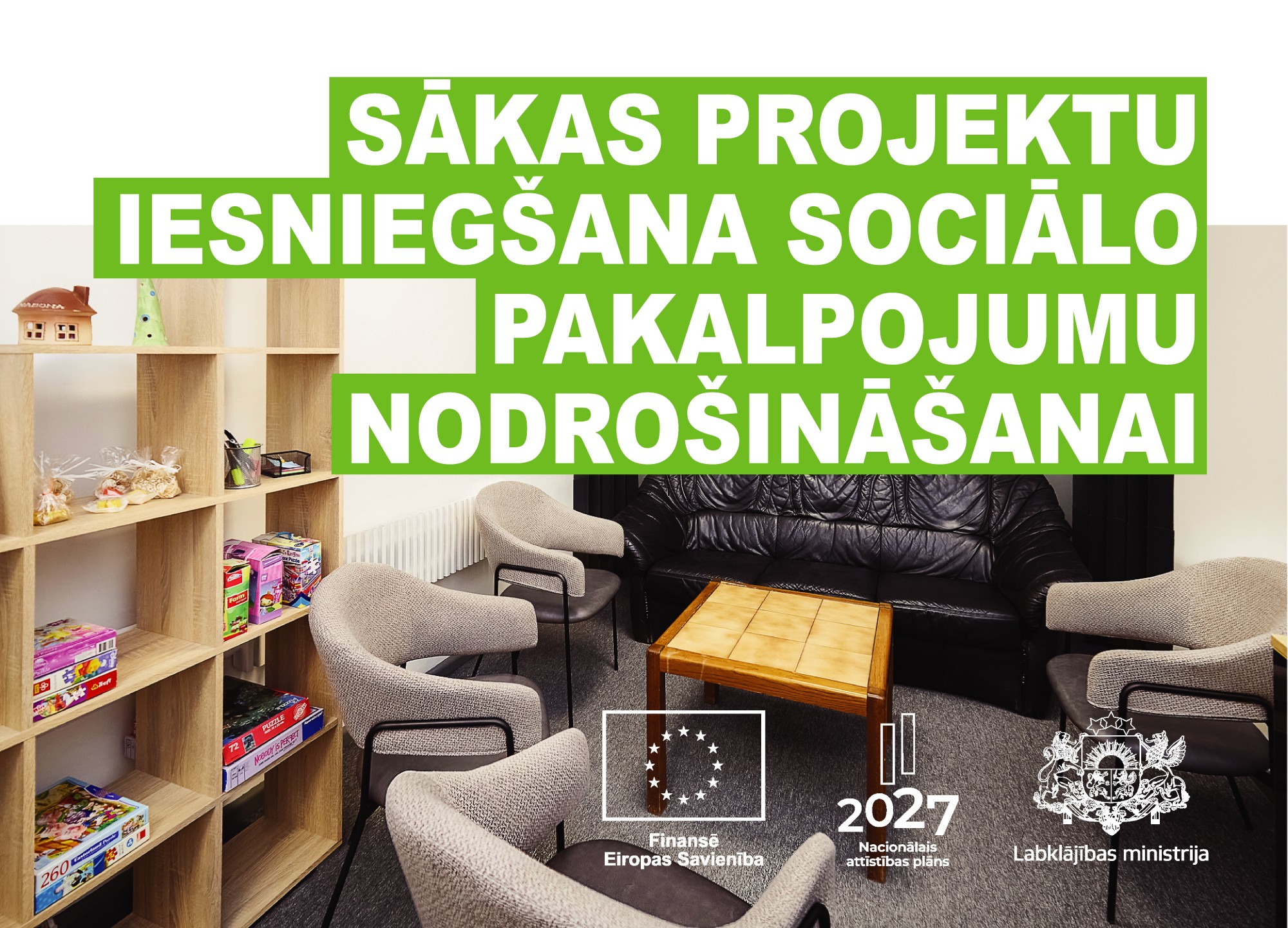 Telpa ar pelelēku paklāju vairākiem pelēkiem krēsliem, melnu ādas dīvānu un koka kafijas galdiņu. Uzraksts "Sākas projektu iesnieg&scaron;ana sociālo pakalpojumu nodro&scaron;inā&scaron;anai"
