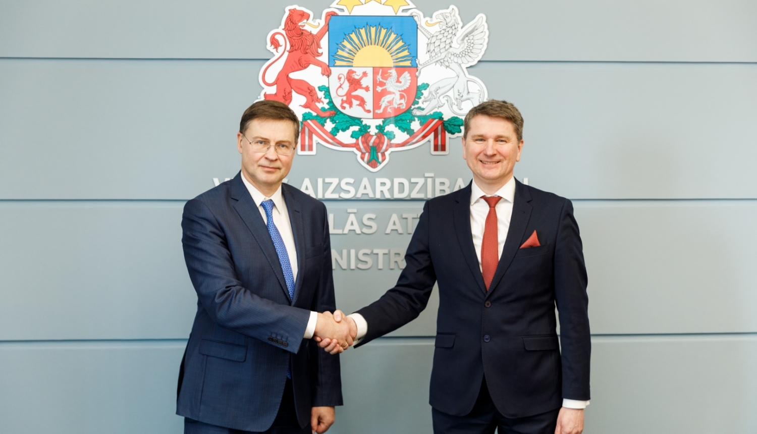 Ministrs M. Sprindžuks un Eiropas Komisijas priek&scaron;sēdētājas izpildvietnieks V. Dombrovskis pārrunā Atveseļo&scaron;anas fonda plāna īsteno&scaron;anu