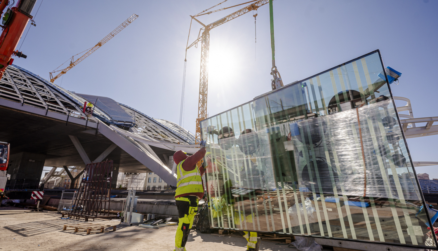 Jaunajā Rīgas Centrālajā stacijā sākta ēkas fasādes un jumta stiklojuma izbūve