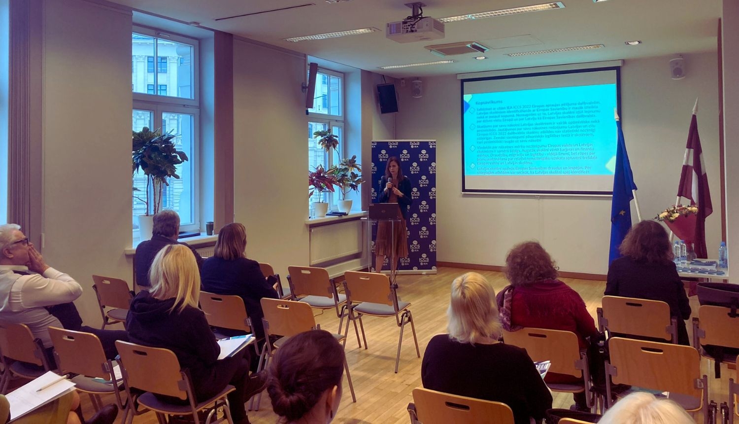 Latvijas skolēni jūtas piederīgi Eiropai un raugās uz tās nākotni pozitīvi