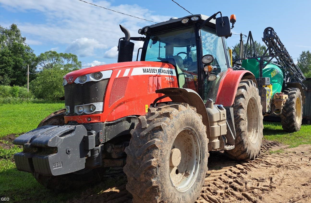 sarkans traktors no priek&scaron;puses