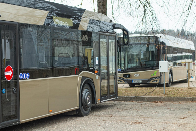 Valmierā iegādāti deviņi jauni hibrīdautobusi