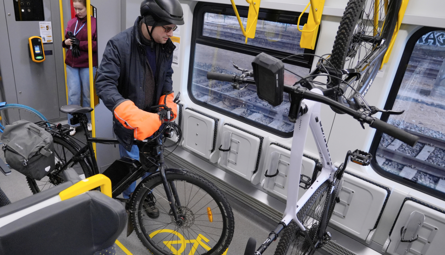 &ldquo;Vivi&rdquo; pabeidzis pirmo elektrovilcienu aprīko&scaron;anu ar velosipēdu turētājiem