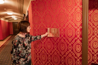 Arhitekte Liesma Markova pie operas sarkanajām tapetēm