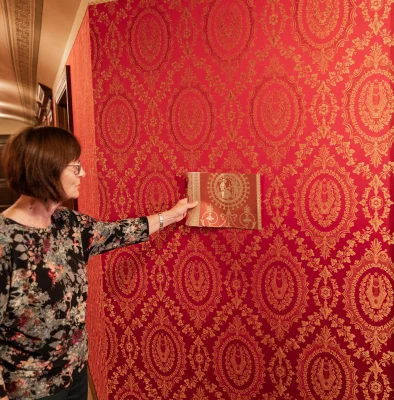 Arhitekte Liesma Markova pie operas sarkanajām tapetēm