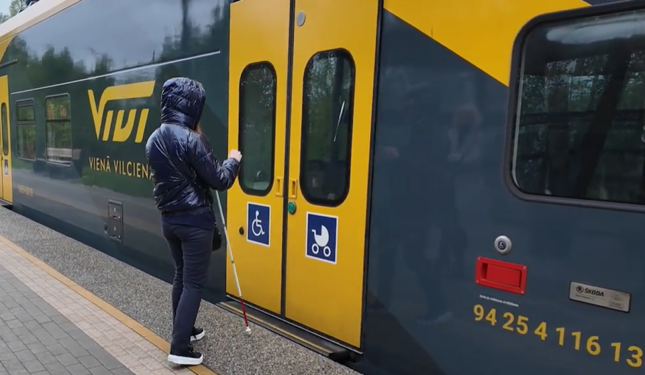 Pieredzes stāsts par braucienu ar vilcienu cilvēkam ar redzes traucējumiem