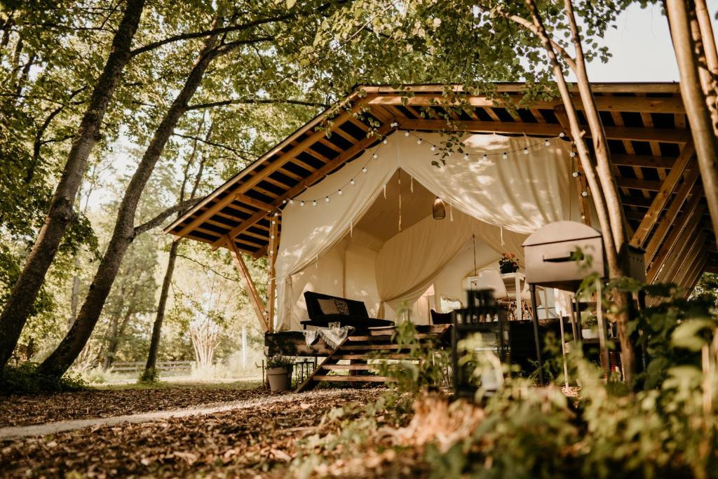 Glempinga telts no ieejas, apkārt koki