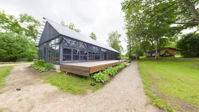 Pelēka māja ar terasi no viena stūra skatu punkta