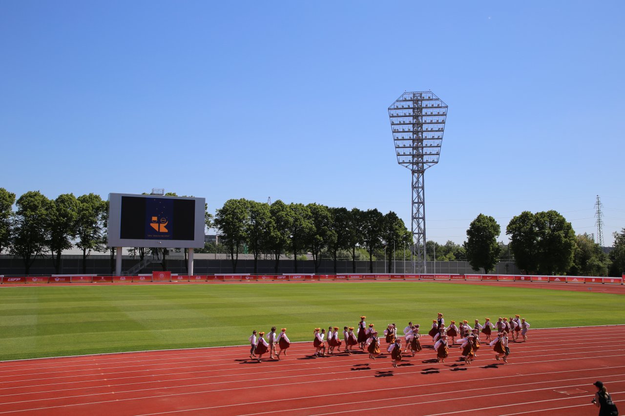 Attēls: bērnu tautas deju ansamblis dejo Daugavas stadionā