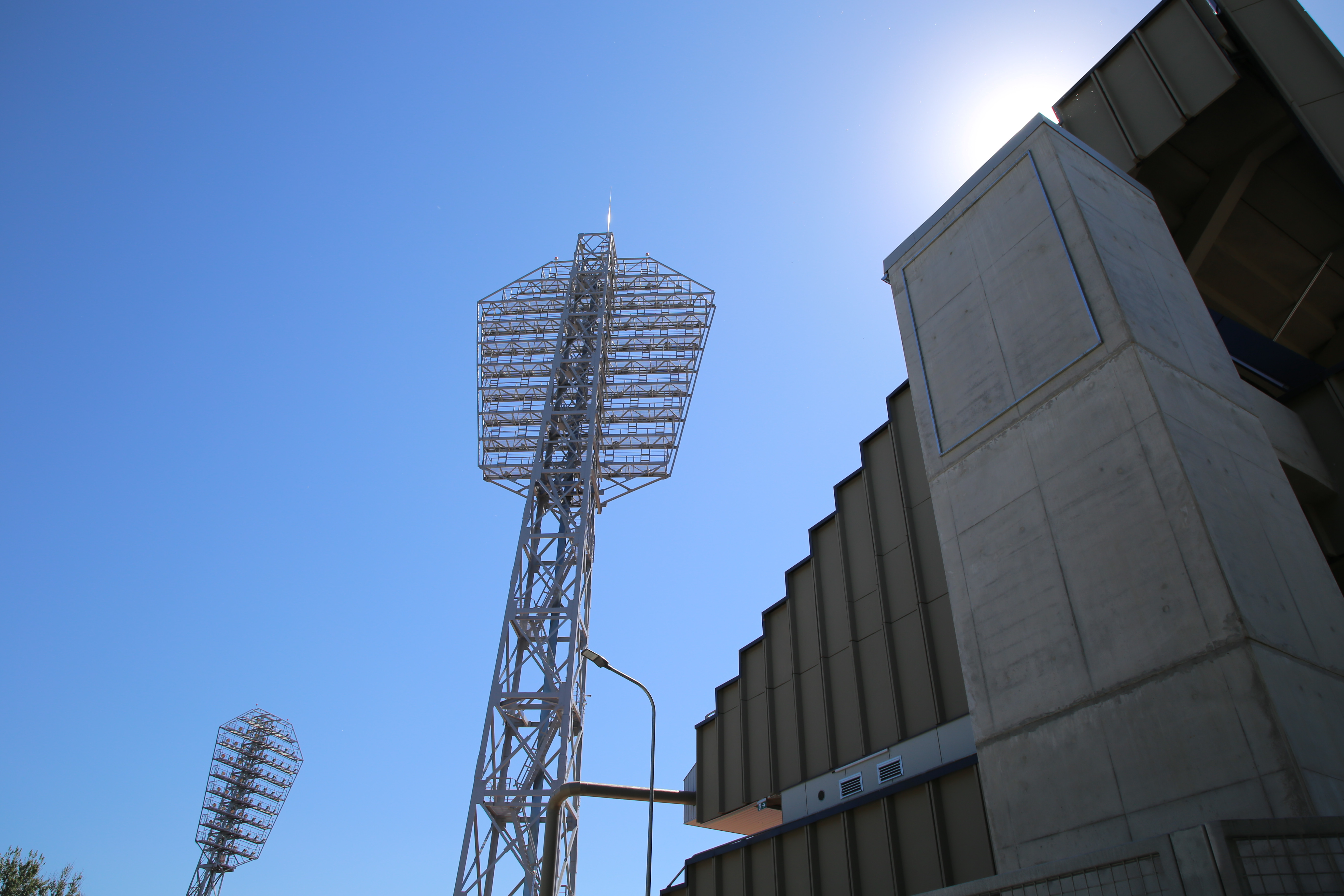 Foto: Tribīnes prožektori un to konstrukcija