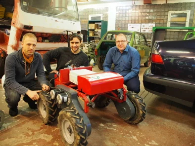 Pētnieki blakus nezāļu izravēšanas robotam