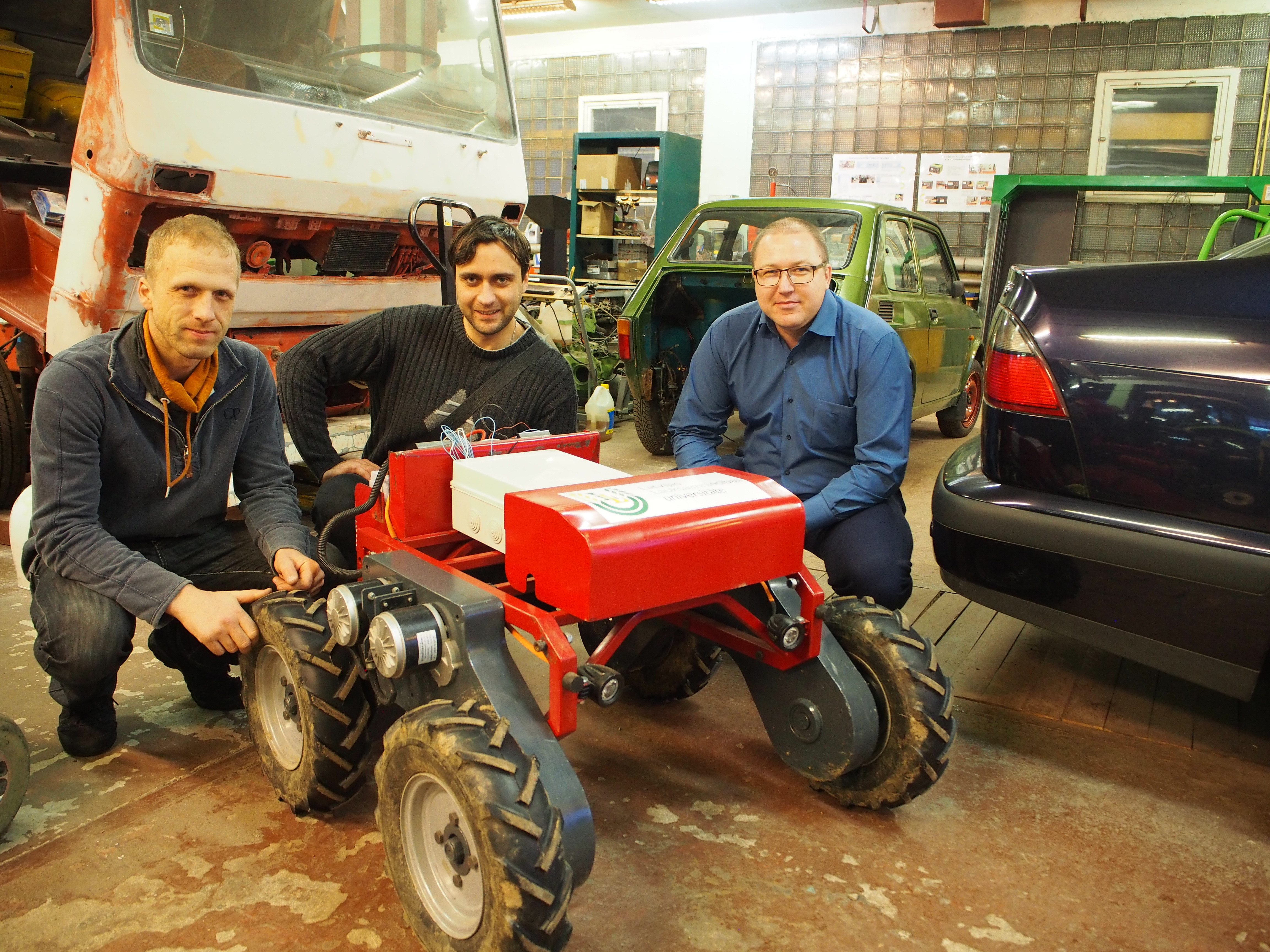 Pētnieki blakus nezāļu izravēšanas robotam