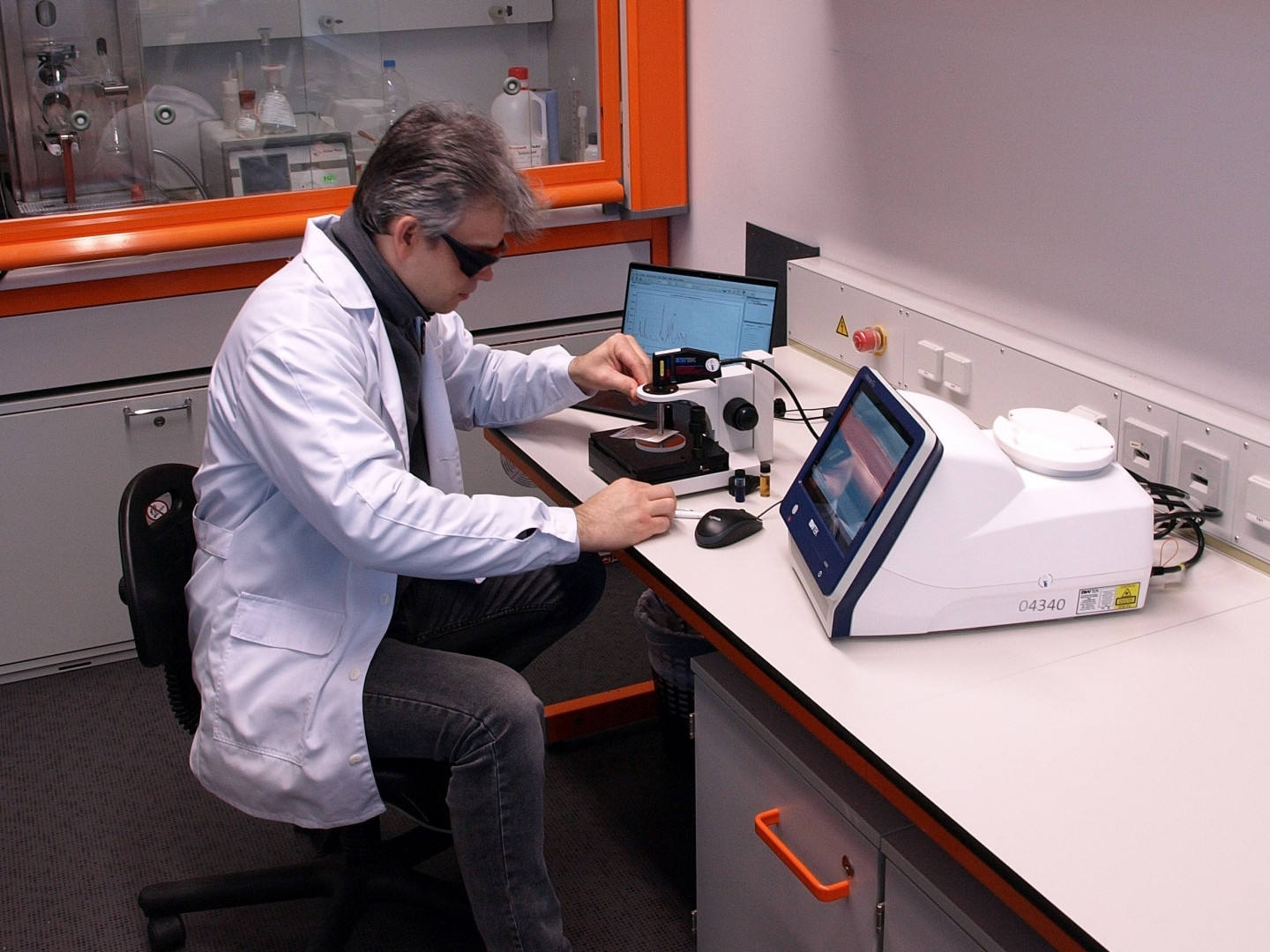 Foto: VID Muitas dienesta darbnieks izmanto iekārtu