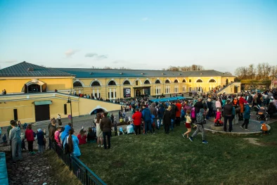 Daugavpils Marka Rotko mākslas centrs, āra pagalms ar cilvēku burzmu - vecākiem, bērniem, jauniešiem