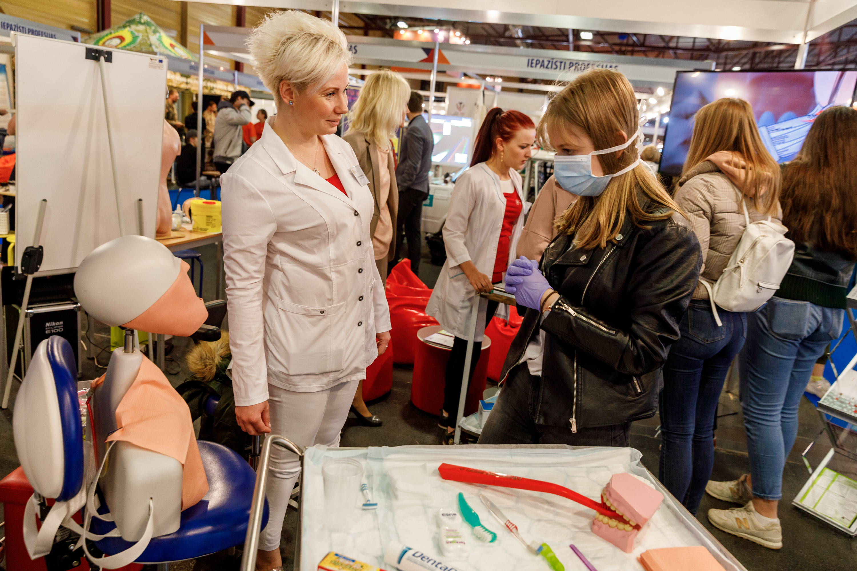 Skolniece iepazīstas ar zobārsta karjeru, pielaiko masku un cimdus 