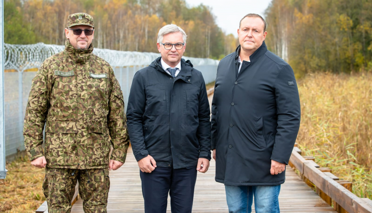 Eiropas Komisijas iekšlietu un migrācijas komisārs  vizītē uz Latvijas ārējas austrumu robežas ar Latvijas Republikas iekšlietu ministru pārrunā paveikto robežas stiprināšanā