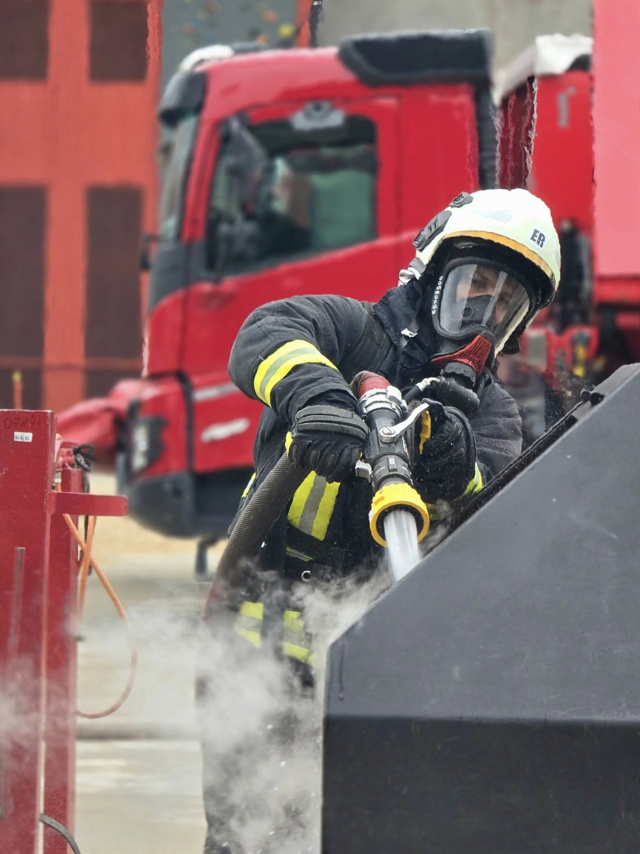 Prakses spēks! Norisinājies ugunsdzēsēju glābēju treniņš Ugunsdrošības un civilās aizsardzības koledžas modernajā praktisko mācību poligonā