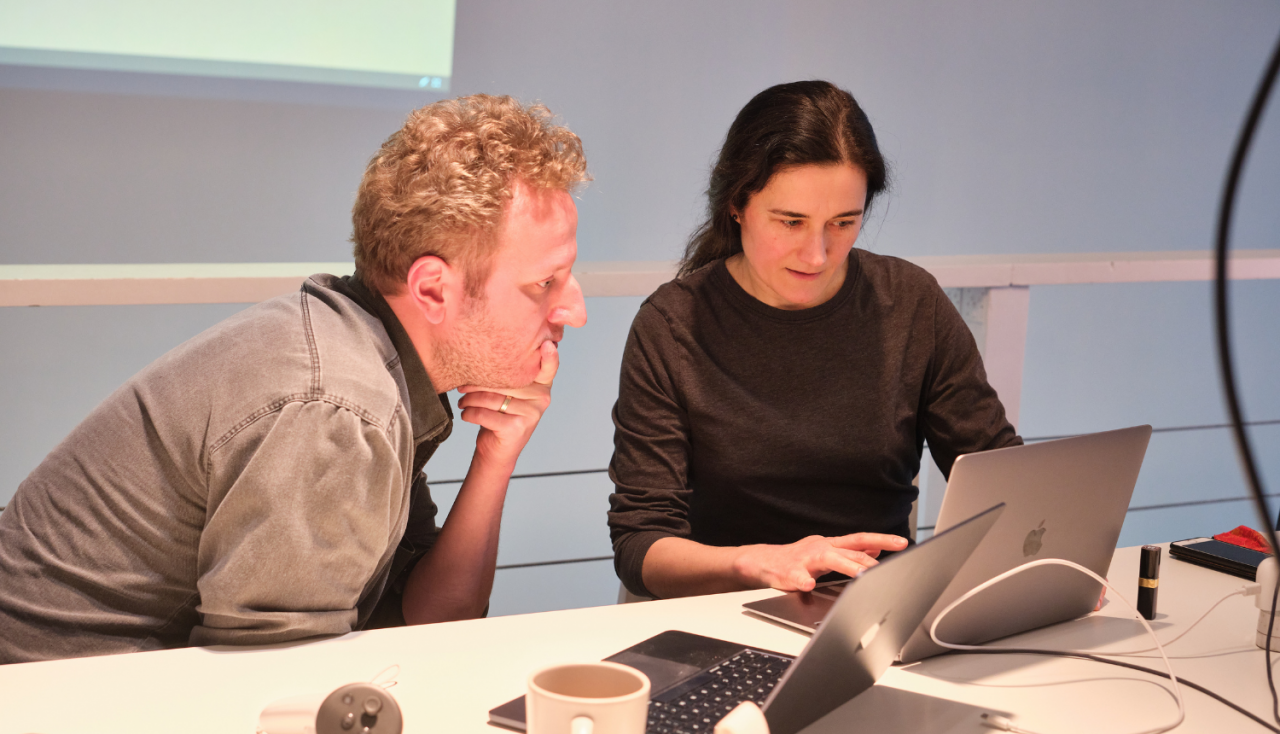 Ieva Gintere ar projekta EcoMind radošo inženieri Rogier Jupijn (RISEBA). Foto: Dana Dreimane