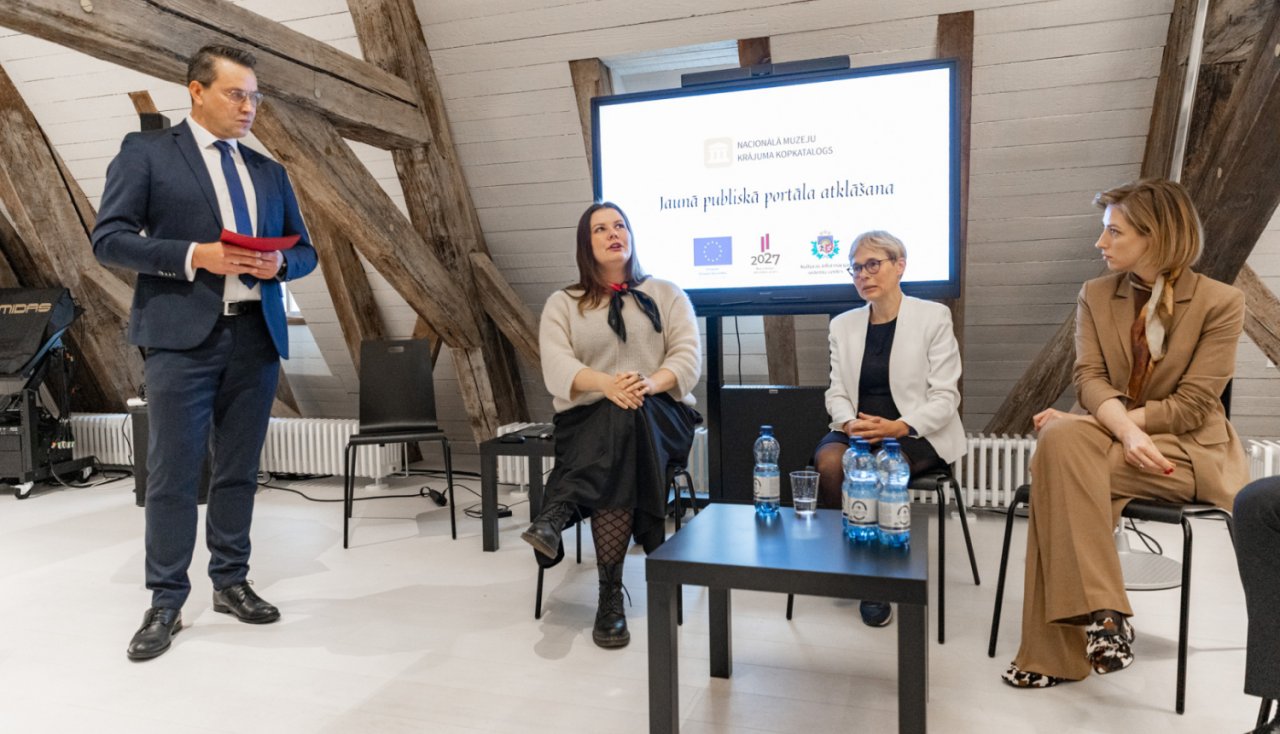 Četras personas skatītāju priekšā iepazīstina ar jauno protālu