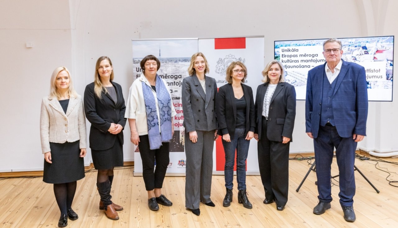 seven people in the foreground of the audience